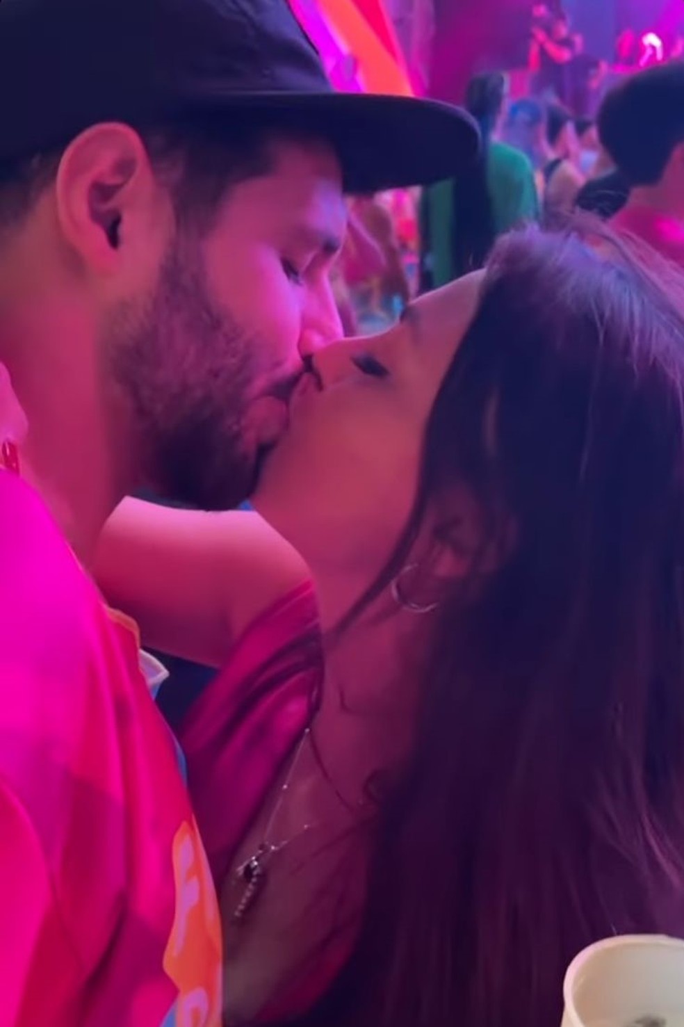 Rodrigo Mussi e Bruna Louise se beijam na Farofa da Gkay — Foto: Instagram