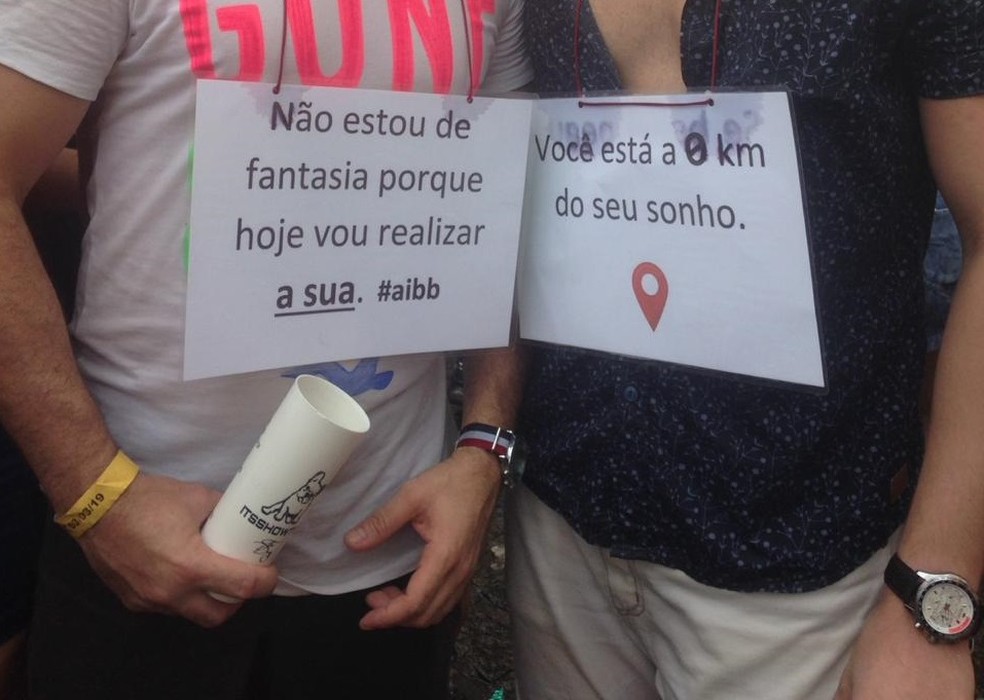 Carnaval 2019 Plaquinha E Legenda Na Fantasia Viram Mania Pelo Pais Fotos Carnaval 2019 G1 Para fazer as plaquinhas de casamento voces vao precisar de imagens e frases divertidas, que podem ser impressas diretamente da internet, de folha de sulfite, papel cartao e palitos de churrasco. carnaval 2019 plaquinha e legenda na