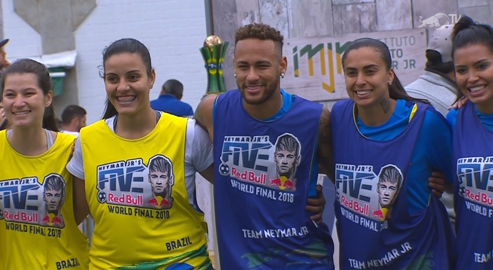 Neymar com equipes de futebol feminino neste sábado (Foto: Reprodução )