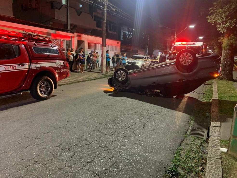 Carro capota após bater contra veículo estacionado em Santos (SP), neste domingo (3) — Foto: Luciana Moledas/TV Tribuna