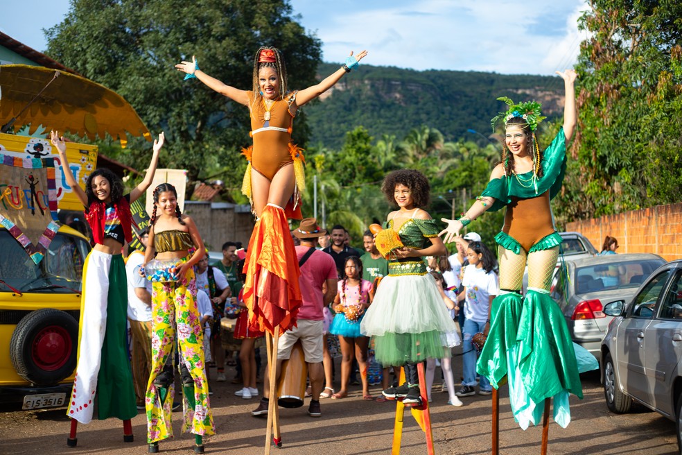 Festa em Taquaruçu reúne performance circense e carnaval tradicional pelas ruas do distrito — Foto: Kadu Souza/Divulgação