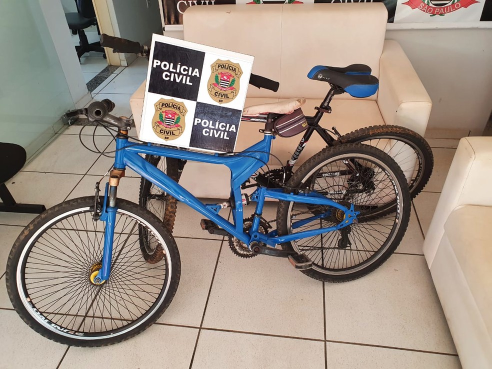 Objetos foram apreendidos na casa do suspeito, no Jardim Brasilândia, em Dracena — Foto: Polícia Civil