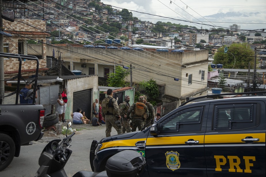 Agentes da PRF durante operação em conjunto com o Bope no Complexo da Penha, Zona Norte do Rio, em fevereiro de 2022