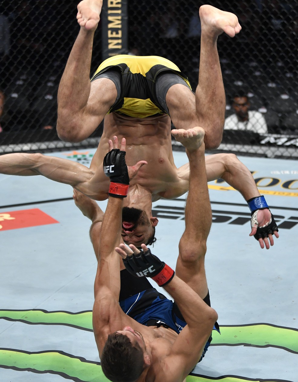 Michel Pereira pula sobre Niko Price no UFC 264 — Foto: Getty Images