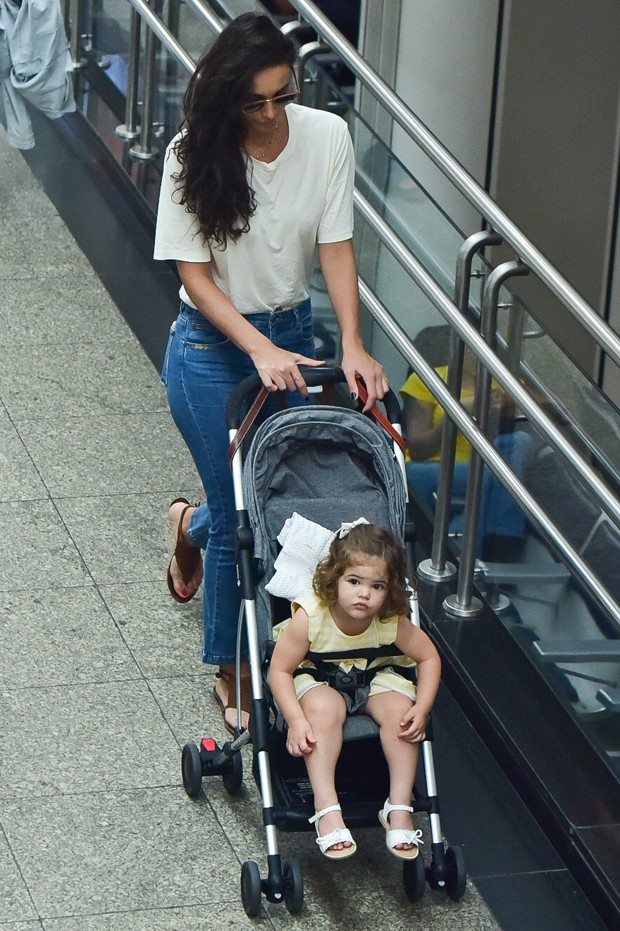 Débora Nascimento com a filha, Bela, em aeroporto em São Paulo (Foto: Leo Franco / AgNews)