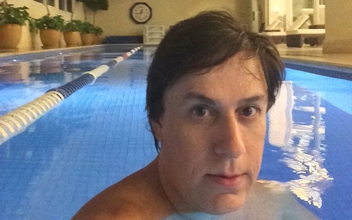 Tom Cavalcante Faz Graca Na Piscina Depois Bale Para Relaxar Quem Quem News