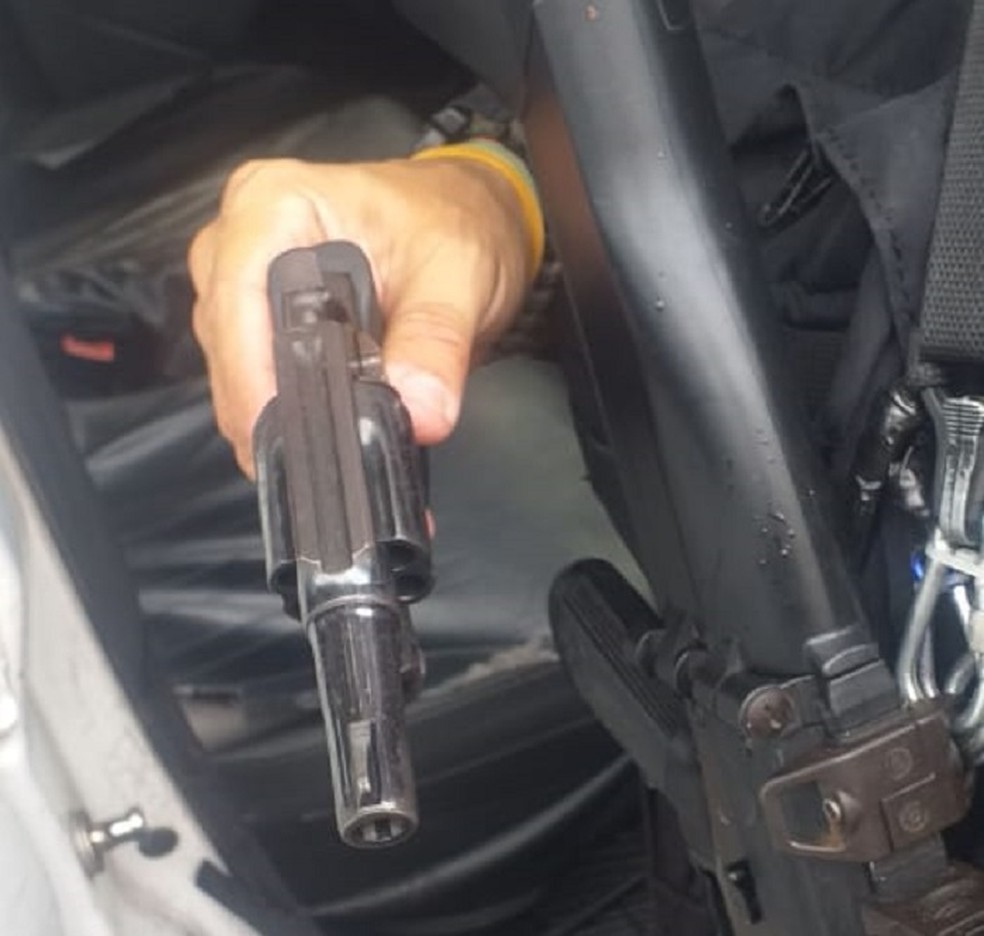Arma usada pelos criminosos foi apreendida pela PM — Foto: Divulgação/PM