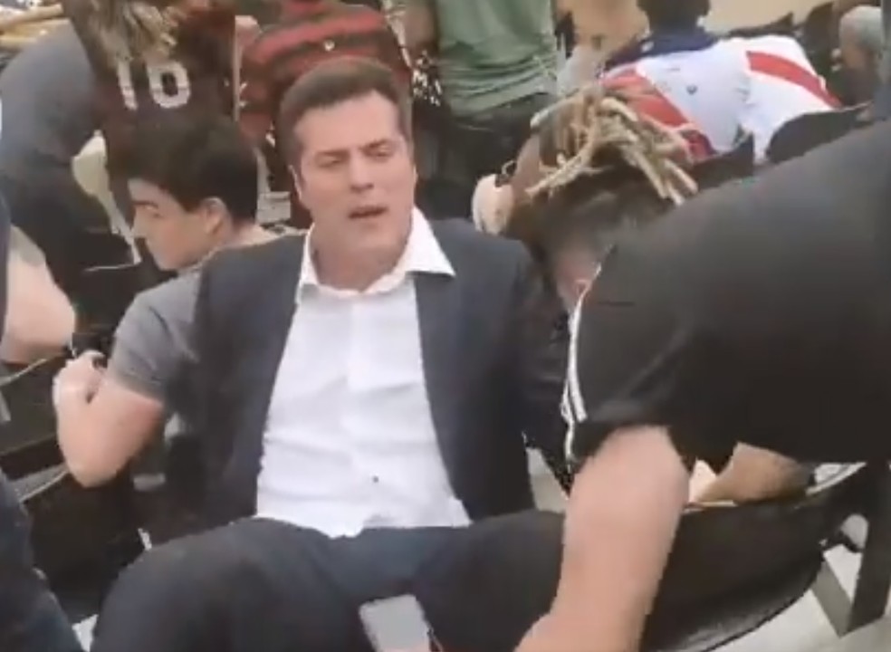 Julio Cesar desmaia após o segundo gol do Flamengo — Foto: Desimpedidos