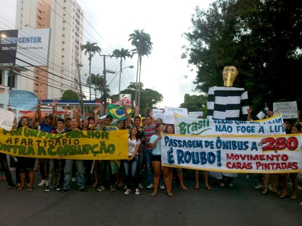 Protesto bloqueou um dos sentidos da Avenida Fernandes Lima (Foto: Michelle Farias/G1)