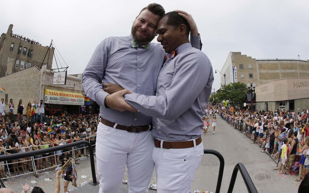 EUA: Scotty Brown e Roger Kmight, ambos de 32 anos, se casam durante a parada gay de Chicago, em 2015 — Foto: AP Photo/Nam Y. Huh