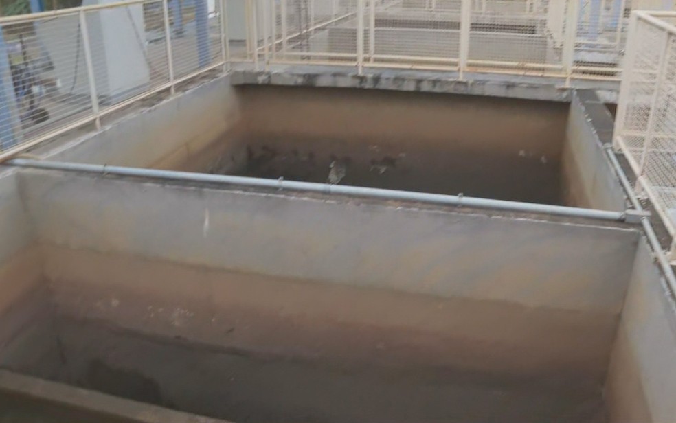 Reservatórios de água secos, em Caldas Novas, Goiás — Foto: Reprodução/TV Anhanguera
