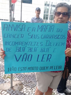 Manifestante com cartaz pedindo a liberação da substância (Foto: Marco Garcia/Arquivo Pessoal)