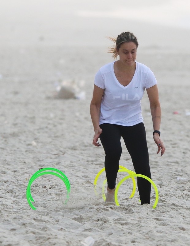 Fernanda Gentil faz circuito de exercícios em praia carioca (Foto: Dilson Silva/AgNews)
