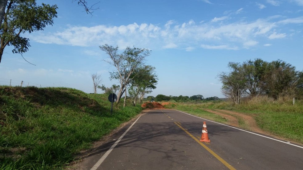 Montes de terra impedem a passagem de veículos pela vicinal  (Foto: Heloise Hamada/TV Fronteira)