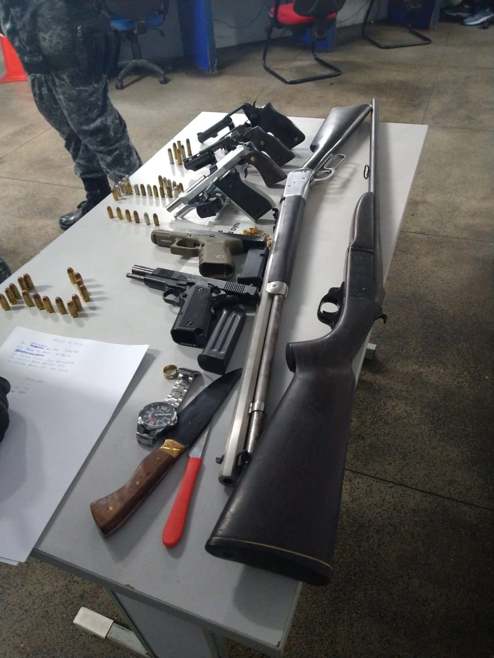 Polícia apreendeu três revólveres com os suspeitos. Outras armas são do dono da casa — Foto: Reprodução