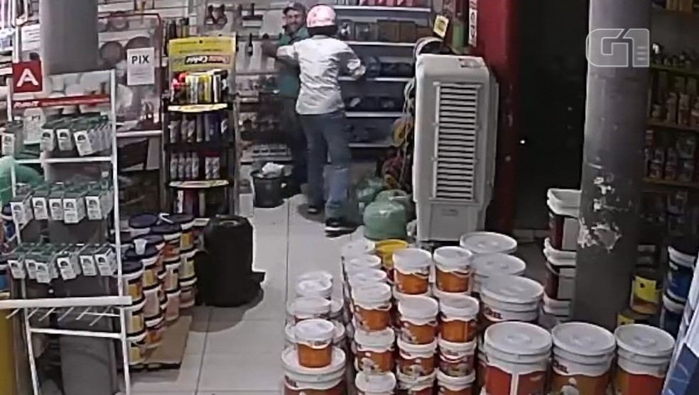 Cliente é agredido durante assalto a loja de construções em Teresina — Foto: Reprodução