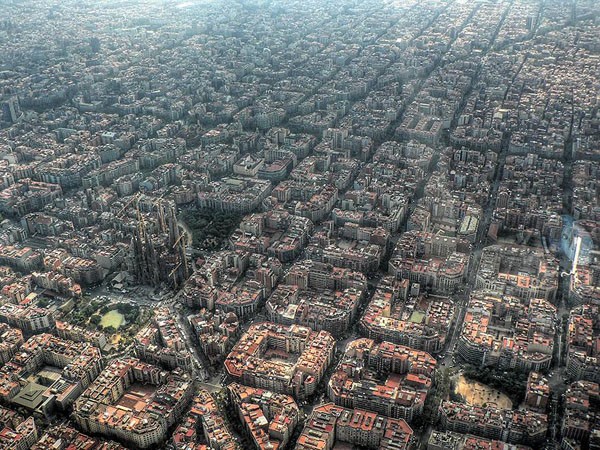 A visão aérea do Templo Expiatório da Sagra Família poderia ser só mais uma que mostra a contradição entre o antigo e o moderno, mas os quarteirões meticulosamente planejados de Barcelona deixam tudo ainda mais bonito (Foto: Reprodução)
