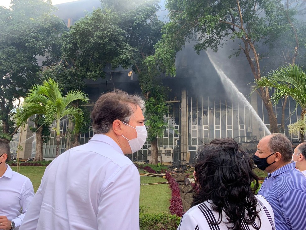 O governador Camilo Santana e a presidente do Tribunal de Justiça do Ceará, Naílde Pinheiro, acompanharam o trabalho dos bombeiros no controle das chamas — Foto: Governo do Estado/Divulgação