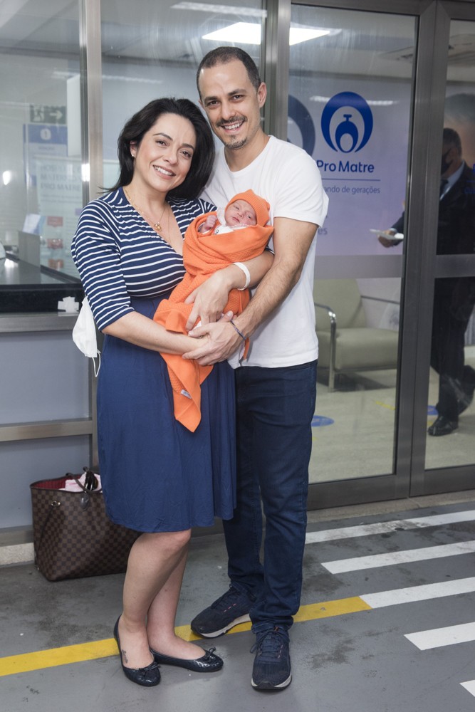 Izabella Camargo com marido e filha (Foto: Leo Franco / Agnews)