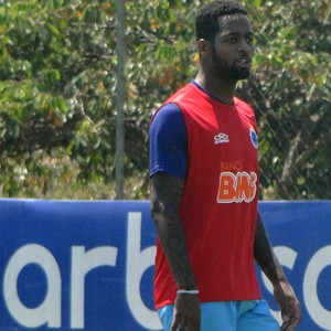 De volta ao time contra o Flamengo, Dedé vê zaga veloz junto com Manoel