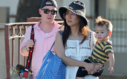 Macaulay Culkin e Brenda Song passeiam com o filho na Califórnia