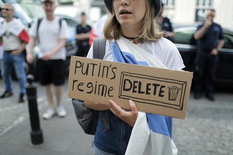 Russos protestam na Polônia contra regime de Vladimir Putin (Foto: EPA via Agência ANSA)