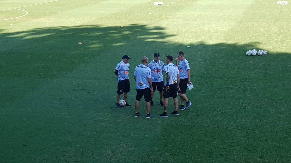 Jorge Sampaoli e comissão técnica no Atlético-MG — Foto: Guilherme Frossard