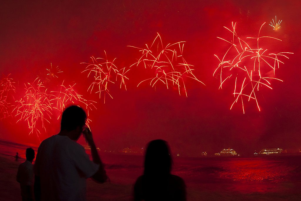 Celebração de Ano Novo na Praia de Copacabana, no Rio de Janeiro (Foto: Buda Mendes/ STF/ Getty Images)