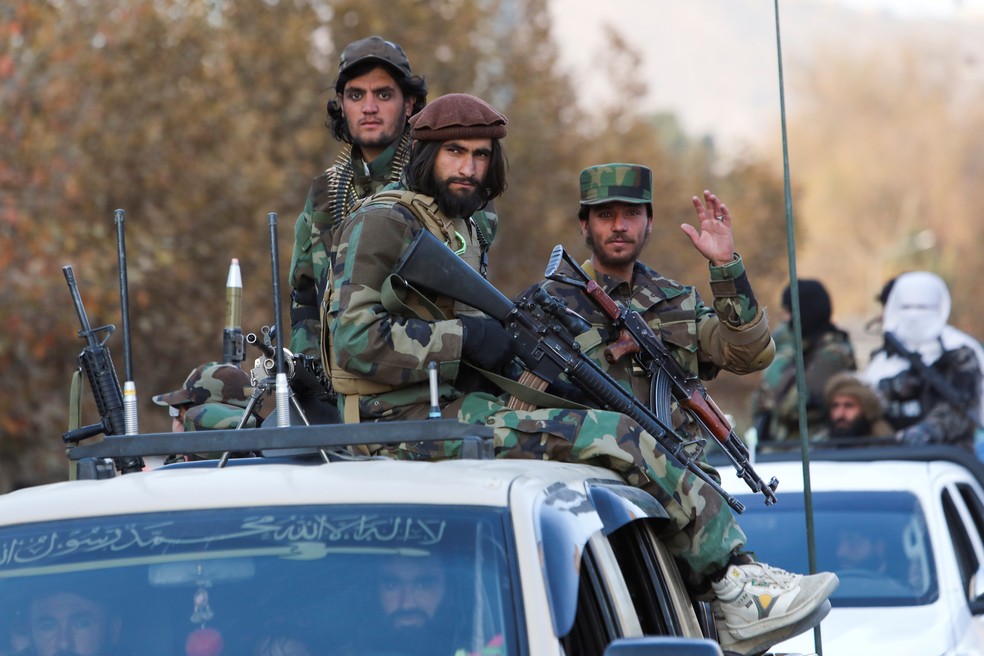 Integrantes do Talibã participam de desfile militar em Cabul  — Foto: Reuters/Ali Khara