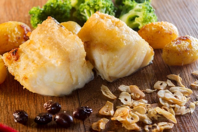 O clássico bacalhau à narcisa é uma receita fácil de fazer, ideal para seu feriado de Páscoa. Acompanha deliciosas batatas e azeitonas (Foto: Divulgação)