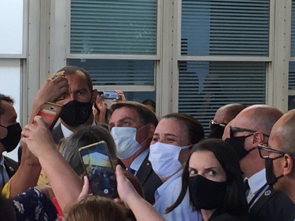 Bolsonaro visita hospital da PM em que nasceu bebê de policial morto em SP — Foto: Reprodução/Redes Sociais