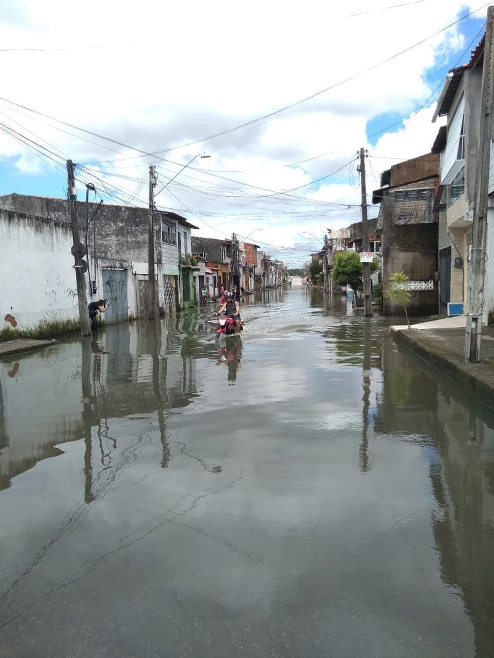 Nas intermediações do canal do Lagamar, moradores têm dificuldades em sair das casas devido à água. — Foto: Matheus Facundo