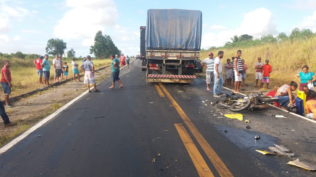 Mulher morre apÃ³s acidente entre duas carretas e uma moto â Foto: PolÃ­cia RodoviÃ¡ria Federal