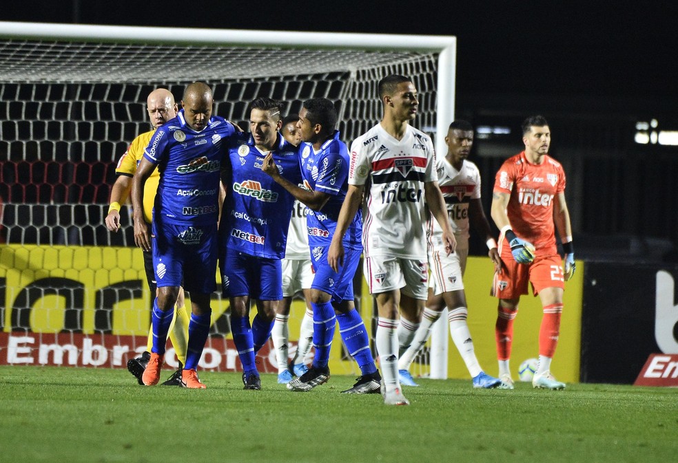 CSA largou na frente do São Paulo, mas cedeu o empate no finalzinho — Foto: Maros Ribolli