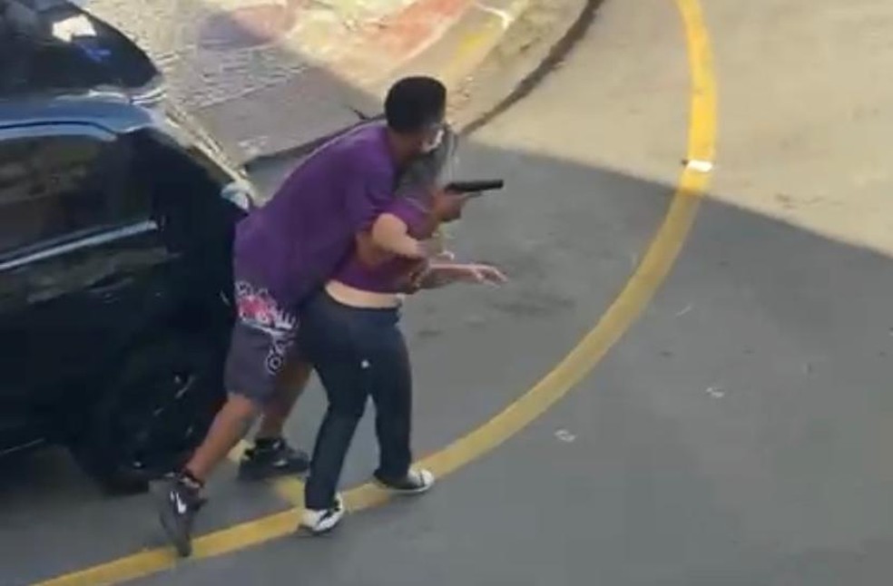 Assaltante com a refém durante tentativa de roubo em Angra dos Reis  — Foto: Redes sociais 