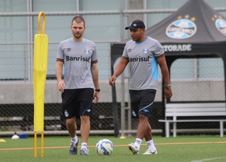 Roger comanda 1º trabalho com bola e dá ênfase a passe e movimentação