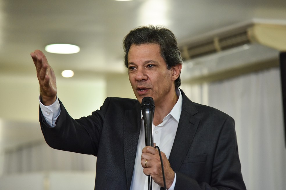 O candidato ao governo de SP pelo PT, Fernando Haddad, em encontro com apoiadores no Centro de SP — Foto: Roberto Cassimiro/Fotoarena/Estadão Conteúdo