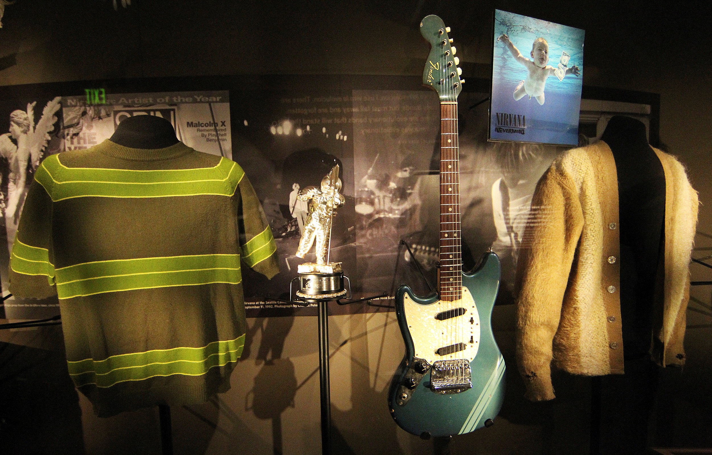 Guitarra azul de Kurt Cobain é vendida por R$ 22 milhões em leilão