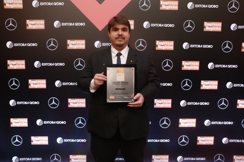 Rafael Cunha, da Microlins, posa com troféu no Prêmio Melhores Franquias do Brasil 2019