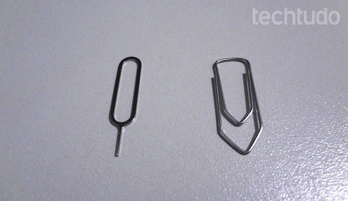 Use a ferramenta que vem na caixa do iPhone ou um objeto pontiagudo (Foto: Helito Bijora/TechTudo)