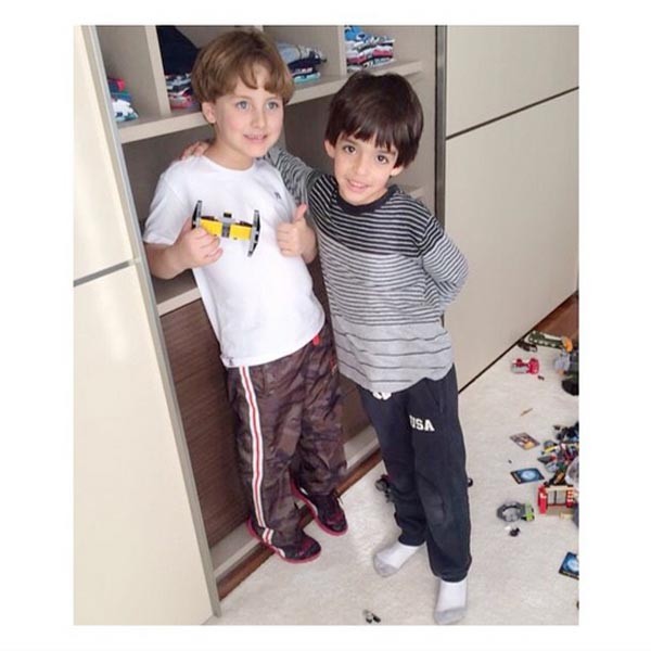 Os amigos Davi, filho de Cláudia Leitte, e Luca, filho do jogador Kaká e Carol Celico (Foto: Reprodução / Instagram)
