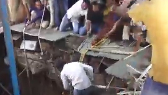 Piso de templo na Índia desaba com cerca de 25 pessoas e causa mortes; vídeos