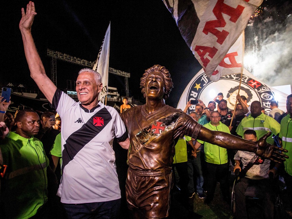 Dinamite na inauguração de sua estátua, em abril do ano passado — Foto: AFP/Daniel Ramalho/Vasco