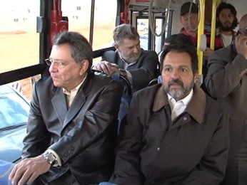 Governador do DF, Agnelo Queiroz, anda em ônibus entregue a São Sebastião (Foto: TV Globo/Reprodução)