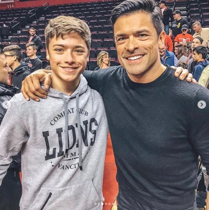 Mark Consuelos e o filho Joaquin (Foto: Instagram)