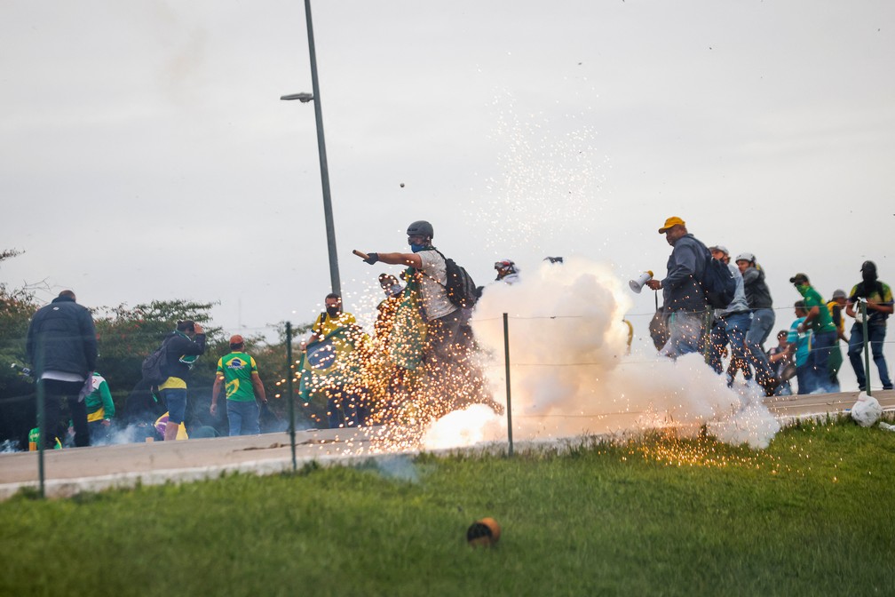 Criminosos disparam fogos de artifício contra a polícia durante ato violento em Brasília — Foto: Adriano Machado/Reuters