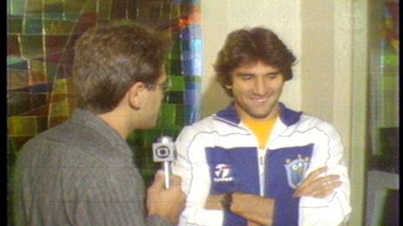Em 1985, Renato Gaúcho agradece a Jo Soares pela campanha pela volta dos pontas na seleção