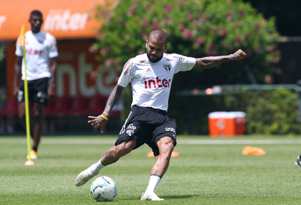 Daniel Alves durante treino do São Paulo — Foto: Rubens Chiri / saopaulofc.net