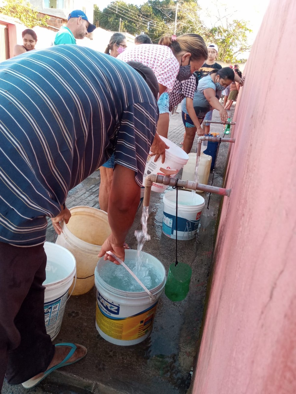 População enche reservatórios pessoais para consumo nos pontos de distribuição — Foto: Maria Oliveira/Arquivo Pessoal