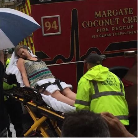 Caroline Sartor sendo levada até o hospital pelo resgate após a passagem do furacão Irma (Foto: Reprodução)